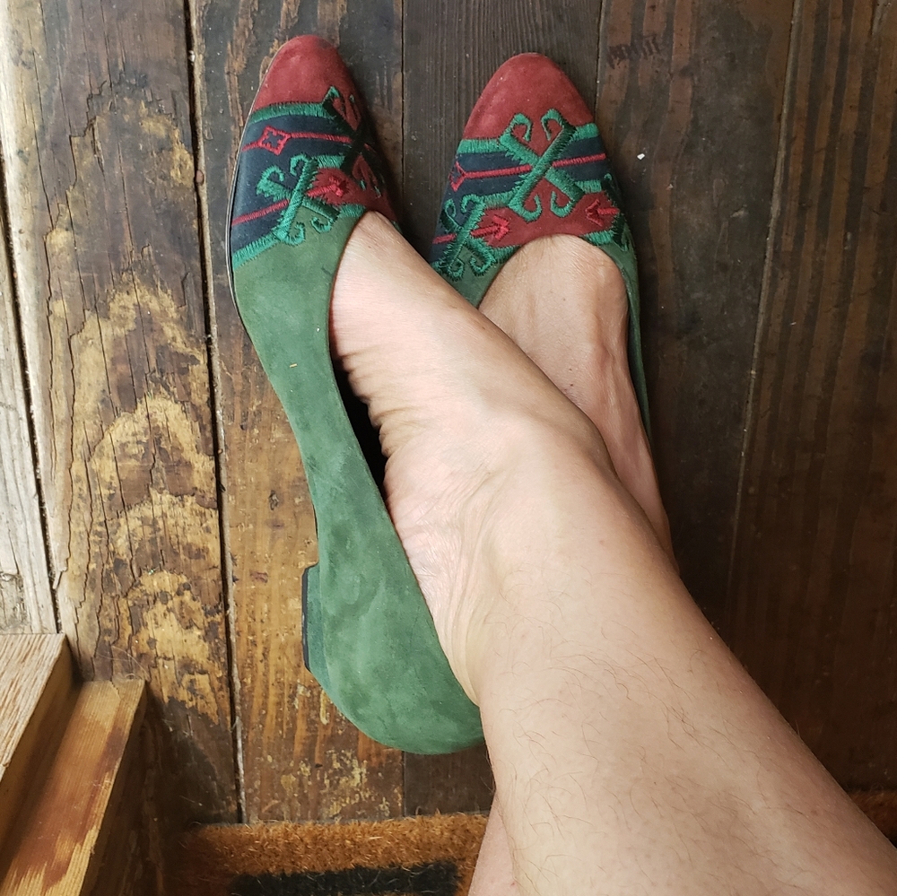 VTG Suede Pumps - Forest green suede pumps with wine colored design accents